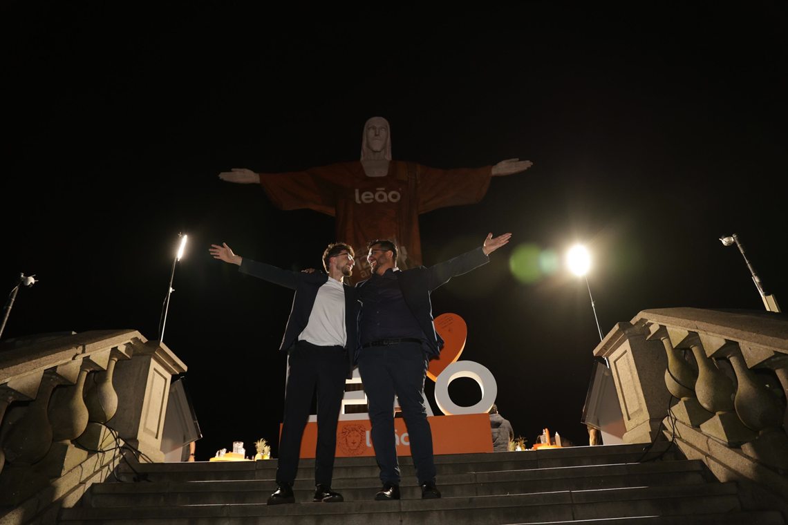 O Cristo Redentor iluminado durante a celebração dos 125 anos
