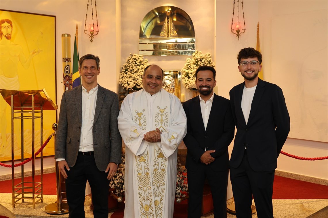Convidados reunidos na noite de celebração