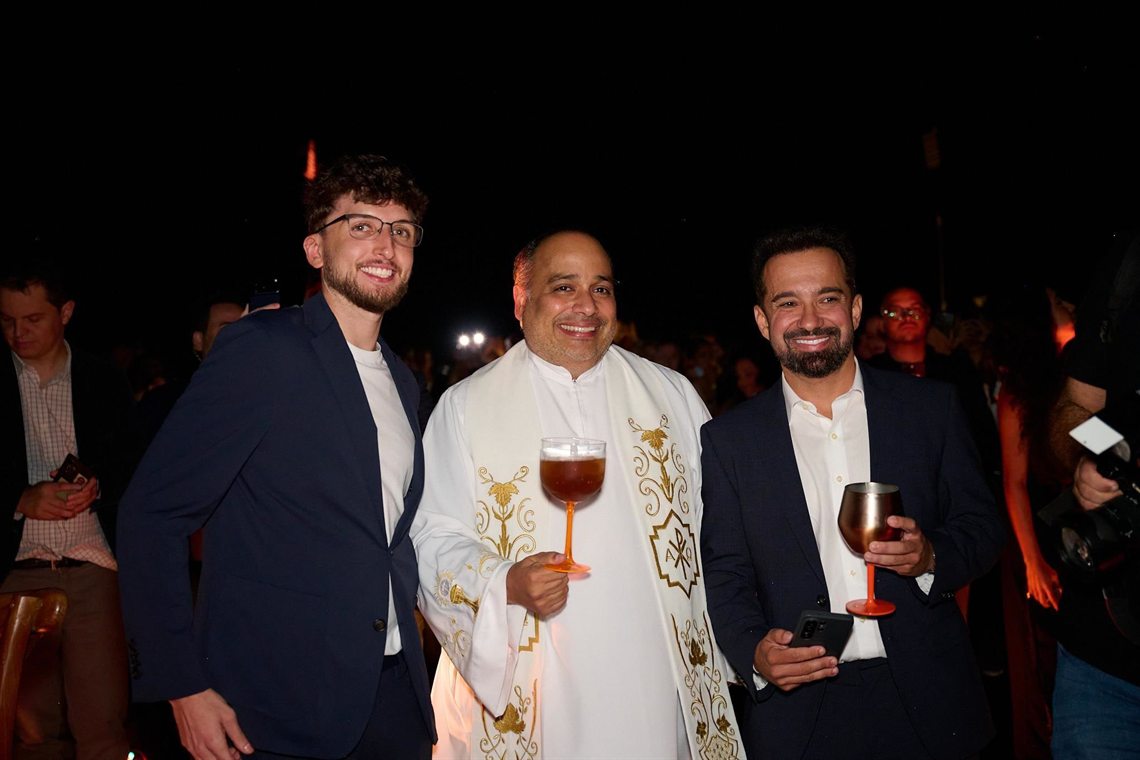 Brinde entre convidados na celebração