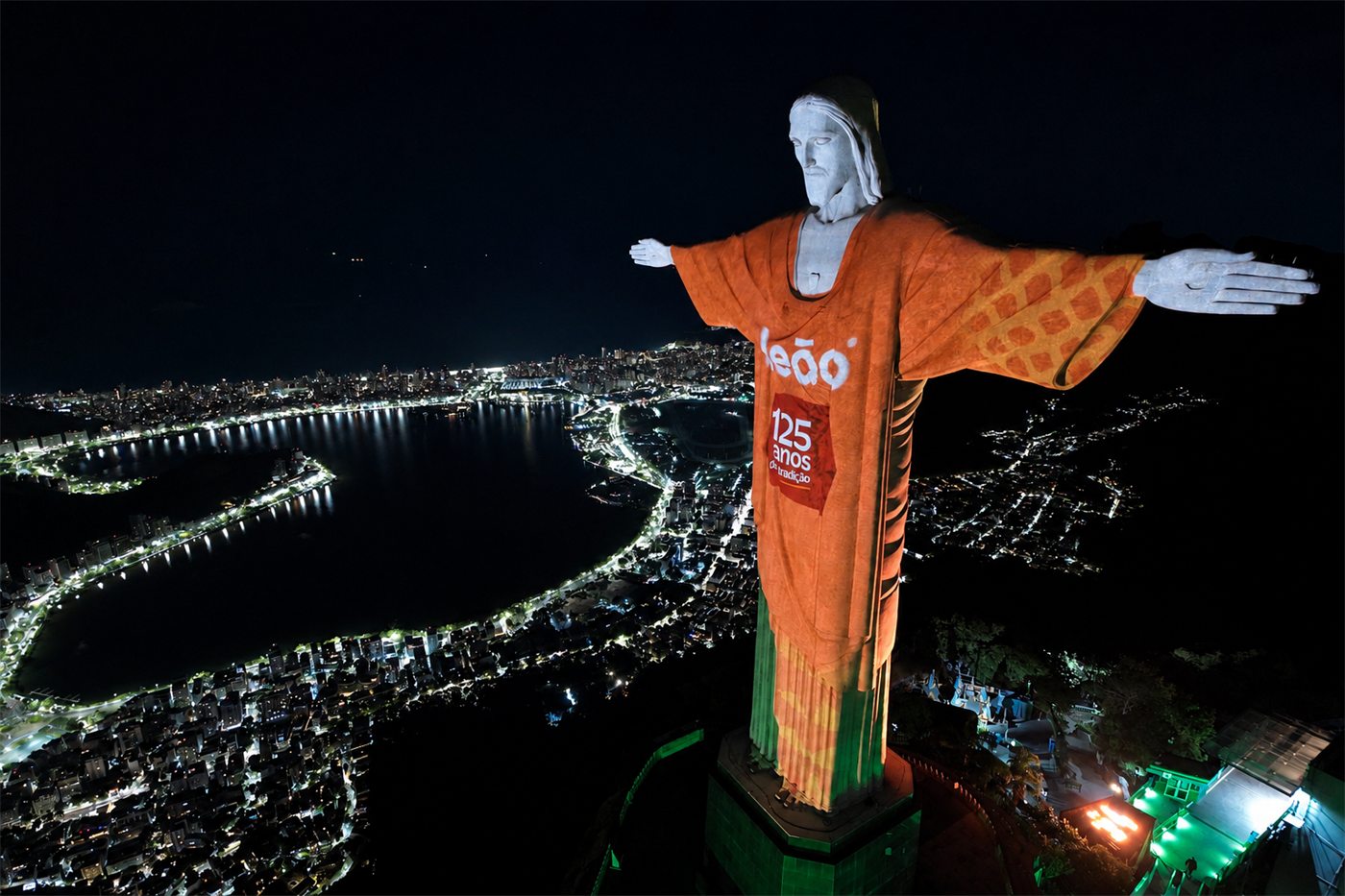 O Cristo Redentor iluminado durante a celebração dos 125 anos da Leão